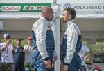 Jerzy Dudek i Przemysław Saleta mierzą się wzrokiem podczas czwartej eliminacji Volkswagen Castrol Cup w Poznaniu. pojedynek.jpg