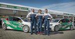 Jerzy Dudek i Przemysław Saleta podczas czwartej eliminacji Volkswagen Castrol Cup w Poznaniu. Między nimi Jan Kisiel. saleta kisiel dudek.jpg