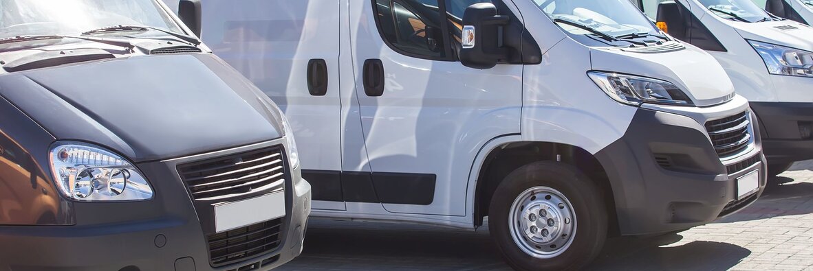 Cicha rewolucja. Europosłowie przegłosowali tachografy w busach. , - Podczas gdy wciąż trwa dyskusja wokół regulacji nazwanych pakietem mobilności medialnie pominięty został fakt, że oprócz transportu ciężkiego, europosłowie zajęli się także pojazdami poniżej 3,5 tony. Parlament przyjął bowiem zmiany w Rozporządzeniu 561/2006. Co to oznacza? Regulacje dotyczące czasu prowadzenia busów, odbierania odpoczynków i przerw, wcześniej wymagane jedynie dla ciężarówek, będą miały zastosowanie do wszystkich samochodów o DMC powyżej 2,4 tony wykorzystywanych w międzynarodowym transporcie drogowym. Takich wymogów nie da się spełnić bez tachografu na pokładzie busa. A to zmiana rewolucyjna, która przez kabotaż i delegowanie została zepchnięta na boczny tor. Szczegółowym poprawkom europarlamentarzystów przyjrzał się Łukasz Włoch, ekspert Ogólnopolskiego Centrum Rozliczania Kierowców.