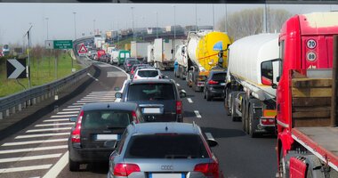 Inwigilacja w słusznej sprawie, czyli co z tym SENTem? , - Za niedostosowanie się do restrykcyjnych regulacji grożą kary sięgające nawet 100 000 złotych. Co więcej przepisy nie przewidują odstępstw od sytuacji losowych, niezależnych od przedsiębiorców czy kierowców. Okazuje się, że nowe przepisy, choć potrzebne i zrozumiałe, spędzają sen z powiek przewoźników. Dlaczego? Aktualny przegląd najważniejszych informacji o SENT komentuje Jakub Ordon, ekspert Ogólnopolskiego Centrum Rozliczania Kierowców.  