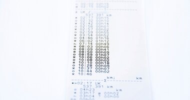 Tachografy nie takie smart , - Rekordzista ma ich 400, ale będzie musiał zadowolić się 62. Mowa o kartach do tachografów. Czy taka ilość wystarczy? Tego na razie nie wiadomo. Pewne jest, że wraz z wejściem w życie rozporządzenia UE o inteligentnych rejestratorach czasu pracy kierowców zawodowych każda nowa ciężarówka powinna być wyposażona w urządzenie smart. Okazuje się jednak, że i tutaj pojawia się problem. Błąd 035 może kosztować przewoźnika starty finansowe i opóźnienia w przewozie towaru. Jednocześnie trwają prace nad drugą generacją inteligentnych tachografów. Wieści z CORTE (The Confederation of Organisations in Road Transport Enforcement) oraz IV Tachograf Forum w Brukseli komentują eksperci Inelo.