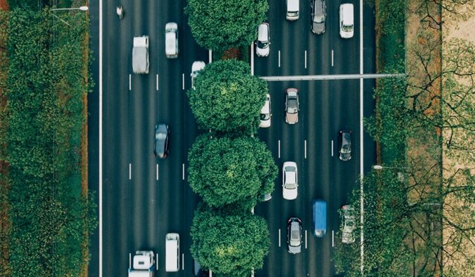 ETA – Transport drogowy w czasie rzeczywistym , - Co zrobić, jeśli dostawy odbywają się w ustalonych godzinach bez możliwości ich przesunięcia, a każde opóźnienie skutkuje karami finansowymi i reklamacjami zleceniodawców? W jaki sposób usprawnić przeładunki na trasie, szczególnie w dobie koronawirusa? Odpowiedź to ETA, skrót od angielskiego wyrażenia „Estimated Time of Arrival”. Planowanie przejazdów w międzynarodowym transporcie drogowym, z uwzględnieniem danych w czasie rzeczywistym, podnosi efektywność przewoźnika, optymalizuje czas i koszty. Jak wygląda codzienna praca przedsiębiorcy, spedytora i logistyka z wykorzystaniem mechanizmów ETA? Ekspert INELO podpowiada, na co warto zwrócić szczególną uwagę podczas planowania tras i realizowania operacji transportowych.