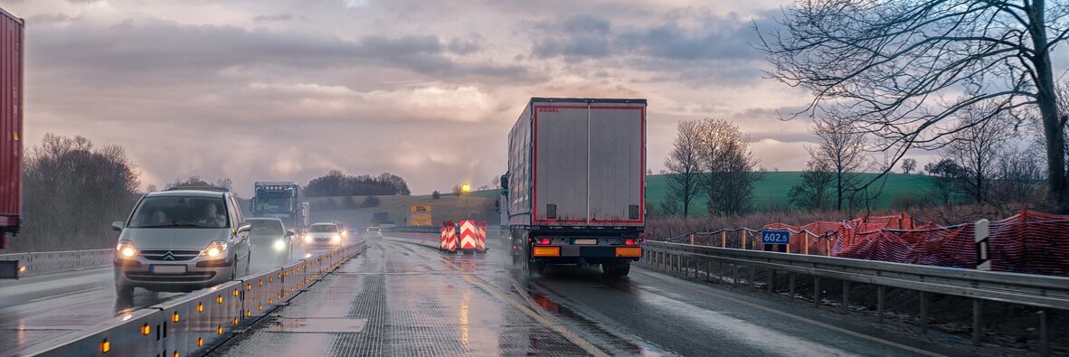 Nowe technologie w motoryzacji i transporcie, o których nie wiecie. Geofencing – co to jest? , - Jeszcze parę lat temu mało kto wyobrażał sobie, że jego hybrydowy samochód automatycznie przełączy się w tryb elektryczny po wjechaniu do centrum miasta. Niewiele osób spodziewało się też, że jego pojazd wyśle SMS-a w momencie kiedy ich syn postanowi udać się na wagary SUV-em swojej mamy. Wszystko to zawdzięczamy technologii nazywanej geofencingiem. Umożliwia ona administratorowi wywołanie określonej akcji na urządzeniu użytkownika, który przekracza wirtualną granicę wyznaczonej lokalizacji. W 2019 roku rynek związany z tą technologią był wyceniany na 565 miliony dolarów, do 2025 ma on urosnąć niemal czterokrotnie, do poziomu 2063 milionów dolarów. Z geofencingiem będziemy się zatem spotykać niemalże codziennie coraz częściej, przeważnie zupełnie nie zdając sobie z tego sprawy. Reklamy, powiadomienia w naszych telefonach, różnego rodzaju alerty dostępne na urządzeniach mobilnych, a także w motoryzacji. W szczególności branża transportowa bardzo często korzysta z ułatwień oferowanych przez geofencing, często jako dopełnienie systemów telematycznych. Co więcej, ta technologia jest stosowana również na całym świecie przez stróżów prawa. Co to jest geofencing, jak wpływa na nasze codzienne życie oraz jak może ułatwić nam pracę przybliży nam Marta Staniszewska, ekspert GBOX, Grupa INELO.