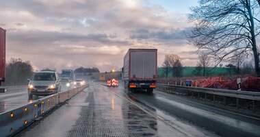 Nowe technologie w motoryzacji i transporcie, o których nie wiecie. Geofencing – co to jest? , - Jeszcze parę lat temu mało kto wyobrażał sobie, że jego hybrydowy samochód automatycznie przełączy się w tryb elektryczny po wjechaniu do centrum miasta. Niewiele osób spodziewało się też, że jego pojazd wyśle SMS-a w momencie kiedy ich syn postanowi udać się na wagary SUV-em swojej mamy. Wszystko to zawdzięczamy technologii nazywanej geofencingiem. Umożliwia ona administratorowi wywołanie określonej akcji na urządzeniu użytkownika, który przekracza wirtualną granicę wyznaczonej lokalizacji. W 2019 roku rynek związany z tą technologią był wyceniany na 565 miliony dolarów, do 2025 ma on urosnąć niemal czterokrotnie, do poziomu 2063 milionów dolarów. Z geofencingiem będziemy się zatem spotykać niemalże codziennie coraz częściej, przeważnie zupełnie nie zdając sobie z tego sprawy. Reklamy, powiadomienia w naszych telefonach, różnego rodzaju alerty dostępne na urządzeniach mobilnych, a także w motoryzacji. W szczególności branża transportowa bardzo często korzysta z ułatwień oferowanych przez geofencing, często jako dopełnienie systemów telematycznych. Co więcej, ta technologia jest stosowana również na całym świecie przez stróżów prawa. Co to jest geofencing, jak wpływa na nasze codzienne życie oraz jak może ułatwić nam pracę przybliży nam Marta Staniszewska, ekspert GBOX, Grupa INELO.