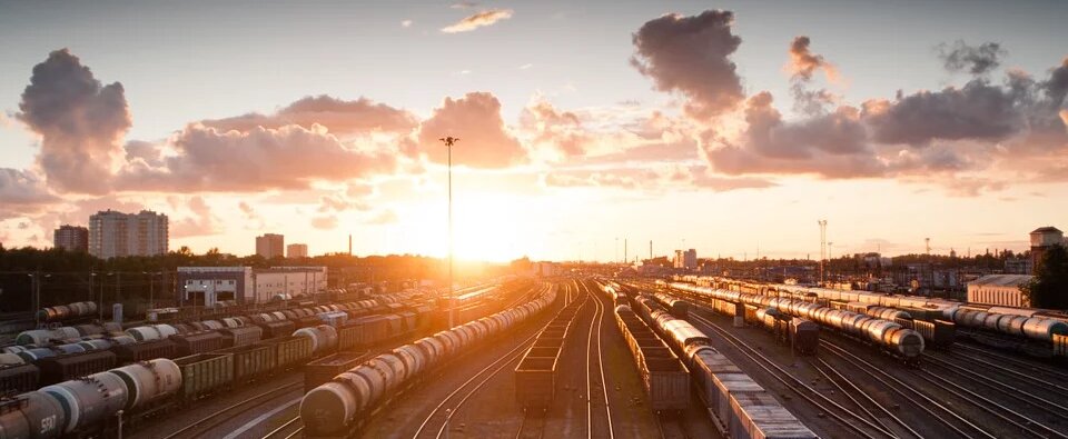Czym jest system TMS? Czy postępująca cyfryzacja transportu będzie dotyczyć mojego przedsiębiorstwa? , - Według danych z raportu McKinsey & Company branża TSL jest sektorem gospodarki z największym potencjałem do cyfryzacji. Nowoczesne technologie stają się nieodłącznym elementem w transporcie, coraz więcej przedsiębiorstw decyduje się usprawnić organizację pracy i oszczędzić jak najwięcej czasu oraz zasobów – konkurencja nie śpi, a kluczem do sukcesu jest najczęściej odpowiednie zbalansowanie planu danego frachtu z zachowaniem odpowiedniej rentowności. By zachować kontrolę oraz konkurencyjność na rynku, firmy transportowe spoglądają w stronę kompleksowych rozwiązań, takich jak Transportation Management System, w skrócie TMS. Marta Staniszewska, ekspert GBOX z Grupy INELO przybliża podstawowe założenia oraz funkcjonalności systemów TMS w pierwszym z serii tekstów poradnikowych dla firm z branży transportowej chcących zainwestować w tego rodzaju rozwiązanie.