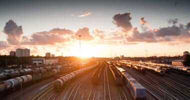 Czym jest system TMS? Czy postępująca cyfryzacja transportu będzie dotyczyć mojego przedsiębiorstwa? , - Według danych z raportu McKinsey & Company branża TSL jest sektorem gospodarki z największym potencjałem do cyfryzacji. Nowoczesne technologie stają się nieodłącznym elementem w transporcie, coraz więcej przedsiębiorstw decyduje się usprawnić organizację pracy i oszczędzić jak najwięcej czasu oraz zasobów – konkurencja nie śpi, a kluczem do sukcesu jest najczęściej odpowiednie zbalansowanie planu danego frachtu z zachowaniem odpowiedniej rentowności. By zachować kontrolę oraz konkurencyjność na rynku, firmy transportowe spoglądają w stronę kompleksowych rozwiązań, takich jak Transportation Management System, w skrócie TMS. Marta Staniszewska, ekspert GBOX z Grupy INELO przybliża podstawowe założenia oraz funkcjonalności systemów TMS w pierwszym z serii tekstów poradnikowych dla firm z branży transportowej chcących zainwestować w tego rodzaju rozwiązanie.