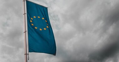 INELO News, informator na temat bieżącej sytuacji w transporcie , - Nie wszystkie podmioty działające w branży transportowej mogą być w stanie dopełnić niezbędnych formalności lub procedur wymaganych niektórymi przepisami, związanych z odnawianiem lub przedłużeniem ważności certyfikatów i świadectw, licencji lub zezwoleń bądź przeprowadzić działań niezbędnych do utrzymania ich ważności. Z tych samych powodów właściwe organy państw członkowskich mogą mieć trudności z wypełnieniem swoich obowiązków wynikających z prawa Unii i zapewnić, aby odpowiednie wnioski złożone przez przewoźników zostały rozpatrzone przed upływem mających zastosowanie terminów. Z tego powodu zostało stworzone rozporządzenie Parlamentu Europejskiego i Rady (UE) 2020/698 z dnia 25 maja 2020 r. ustanawiające szczególne środki tymczasowe w związku z epidemią COVID-19 dotyczące odnawiania lub przedłużania ważności niektórych certyfikatów i świadectw, licencji i zezwoleń oraz przesunięcia niektórych okresowych kontroli oraz okresowych szkoleń w niektórych obszarach prawodawstwa dotyczącego transportu, które obowiązuje od dziś tj. 4 czerwca 2020.
