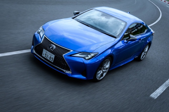 Ulepszone coupé od Lexusa. Model RC po zmianach Motoryzacja, LIFESTYLE - Lexus kontynuuje strategię ciągłego ulepszania swoich aut. Japońska marka pokazała już m.in. udoskonalone coupé LC oraz dopracowany model ES. Teraz zmiany dotknęły coupé RC, a doświadczyć ich mogą klienci w ojczyźnie Lexusa.