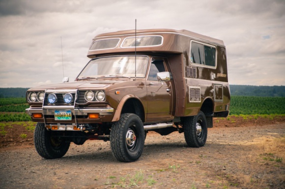 Kamper Toyota Hilux Chinook 4×4 - przepustka do przygody Motoryzacja, LIFESTYLE - Kamper zbudowany na terenówce to marzenie wielu podróżników. Nie musi być nowy – wystarczy funkcjonalna aranżacja części mieszkalnej opartej na niezawodnym samochodzie, który poradzi sobie w każdym terenie.