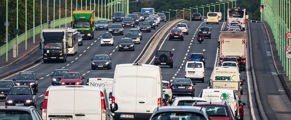 Tysiące Euro kary za błędy w wyliczaniu płacy minimalnej , - Eksperci Grupy INELO alarmują, że w Niemczech, Francji oraz szczególnie w Austrii pojawia się coraz więcej kontroli związanych z respektowaniem dyrektywy o płacy minimalnej i delegowaniu pracowników w transporcie. Zaczęto również nakładać kary finansowe dla przewoźników omijających przepisy. Jest to szczególnie ważna informacja, ponieważ do tej pory kwestie prawne związane z płacą minimalną i delegowaniem utrzymywało swego rodzaju „status quo” – grzywien po prostu dało się unikać. Początkowe łagodne podejście inspektorów zaczyna się zmieniać, pojawia się też coraz więcej błędów w dokumentach wypełnianych przez przewoźników. Drogowy sektor TSL nie przewidywał jednak w tym temacie zmian do lutego 2022 roku, czyli do momentu wejścia w życie zapisów wynikających z Pakietu Mobilności. Wygląda jednak na to, że ta sytuacja zaczyna się dynamicznie zmieniać, zagraniczni inspektorzy nakładają kary rzędu 1000 euro za każdy brakujący dokument podczas kontroli. Co zrobić by uniknąć mandatów? Jakie dokumenty musimy przygotować?