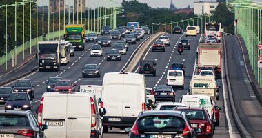 Tysiące Euro kary za błędy w wyliczaniu płacy minimalnej , - Eksperci Grupy INELO alarmują, że w Niemczech, Francji oraz szczególnie w Austrii pojawia się coraz więcej kontroli związanych z respektowaniem dyrektywy o płacy minimalnej i delegowaniu pracowników w transporcie. Zaczęto również nakładać kary finansowe dla przewoźników omijających przepisy. Jest to szczególnie ważna informacja, ponieważ do tej pory kwestie prawne związane z płacą minimalną i delegowaniem utrzymywało swego rodzaju „status quo” – grzywien po prostu dało się unikać. Początkowe łagodne podejście inspektorów zaczyna się zmieniać, pojawia się też coraz więcej błędów w dokumentach wypełnianych przez przewoźników. Drogowy sektor TSL nie przewidywał jednak w tym temacie zmian do lutego 2022 roku, czyli do momentu wejścia w życie zapisów wynikających z Pakietu Mobilności. Wygląda jednak na to, że ta sytuacja zaczyna się dynamicznie zmieniać, zagraniczni inspektorzy nakładają kary rzędu 1000 euro za każdy brakujący dokument podczas kontroli. Co zrobić by uniknąć mandatów? Jakie dokumenty musimy przygotować?