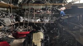 Tak wygląda wnętrze „dziupli” samochodowej Motoryzacja, LIFESTYLE - Urządzenia do zagłuszania sygnałów GPS, łamaki do forsowania stacyjek oraz zwykłe narzędzia stosowane w warsztatach samochodowych. „Dziuple”, w których złodzieje rozbierają kradzione samochody, to fascynujące miejsca.