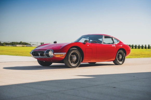 Unikalna Toyota 2000GT sprzedana za ponad 900 000 dolarów Motoryzacja, LIFESTYLE - Toyota 2000GT z lat 60. XX wieku należy do wąskiej grupy prawdziwie kultowych samochodów. Niestety – lub na szczęście dla kolekcjonerów – jest to auto niezwykle rzadkie.