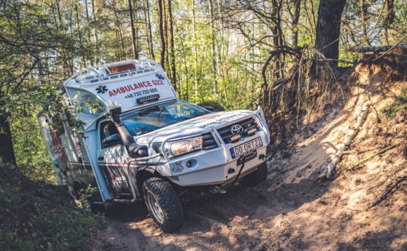 Hilux jako septyczna karetka - unikalny ambulans Motoryzacja, LIFESTYLE - Hilux od zawsze był uniwersalnym samochodem o niezliczonej liczbie zastosowań, sprawdzającym się wszędzie tam, gdzie wymaga się wytrzymałości i niezawodności.