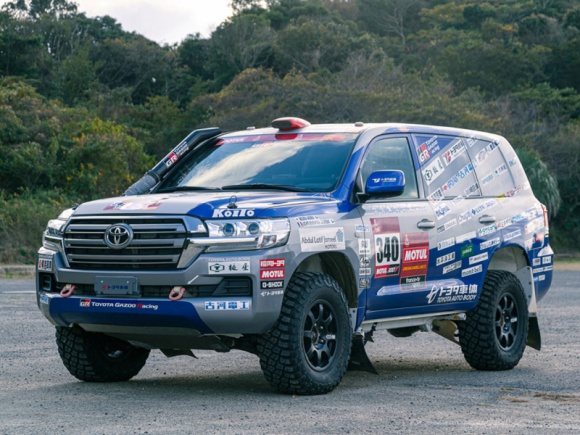 Land Cruiser 200 jedzie po 8. zwycięstwo w Rajdzie Dakar Motoryzacja, LIFESTYLE - TLC Toyota Auto Body zaprezentował skład zespołu, który wystartuje w najbliższym Rajdzie Dakar. Weterani tej imprezy celują w ósme zwycięstwo z rzędu w grupie samochodów produkcyjnych T2. Na trasach Arabii Saudyjskiej kierowcy zespołu będą walczyć w dwóch Land Cruiserach 200.