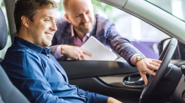 Kto kupuje samochody używane w Internecie? Motoryzacja, LIFESTYLE - Pomimo ostatnich niesprzyjających warunków, konsumenci chętnie sięgali po coraz to droższe modele aut. Kim jest statystyczna osoba kupująca samochód "z drugiej ręki" przez Internet? Na pytanie to odpowiada Jacek Fijołek, twórca platformy CarForFriend.pl...
