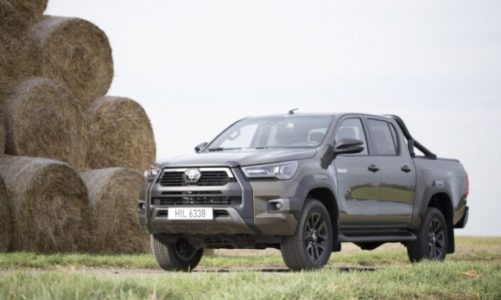 Te cechy dakarowej Toyoty Hilux robią wrażenie