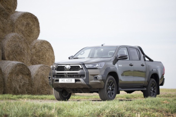 Te cechy dakarowej Toyoty Hilux robią wrażenie