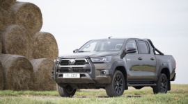 Te cechy dakarowej Toyoty Hilux robią wrażenie Motoryzacja, LIFESTYLE - Mocny silnik o pojemności 2,8 litra, poprawiony układ jezdny, udoskonalony system multimediów i wyjątkowa wersja Invincible - nowa Toyota Hilux ma szereg atutów, które sprawiają, że to wyjątkowe i wszechstronne auto.