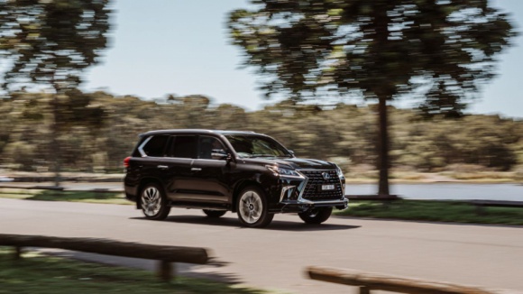Luksusowa terenówka w eleganckim wydaniu. Debiutuje odświeżony Lexus LX 570 S Motoryzacja, LIFESTYLE - Australijski oddział Lexusa wprowadza na rynek model LX 570 S w nowej wersji. Flagowy SUV japońskiej marki zyskał odświeżony wygląd i nowe obręcze kół. Pod maską luksusowej terenówki nadal pracuje potężna wolnossąca V-ósemka.