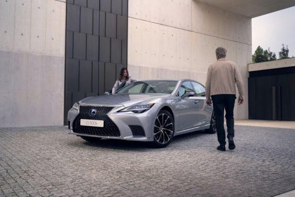 Te zabiegi projektantów sprawiają, że Lexusy wyróżniają się na ulicy
