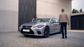 Te zabiegi projektantów sprawiają, że Lexusy wyróżniają się na ulicy Motoryzacja, LIFESTYLE - Prawdziwi miłośnicy motoryzacji już od najmłodszych lat, niczym bezbłędne maszyny, błyskawicznie rozpoznają marki i modele samochodów mijanych na ulicy.